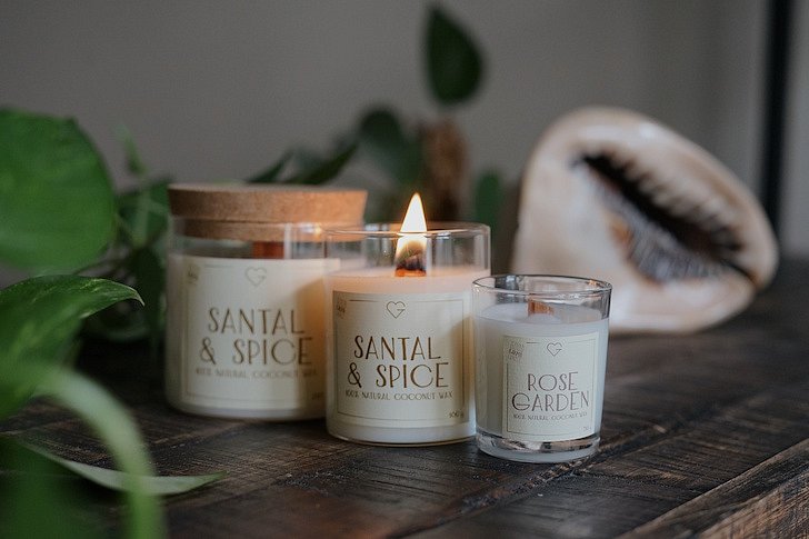 Soutěžte o 3 přírodní svíčky s dřevěným praskajícím knotem - Vanilla & Santal