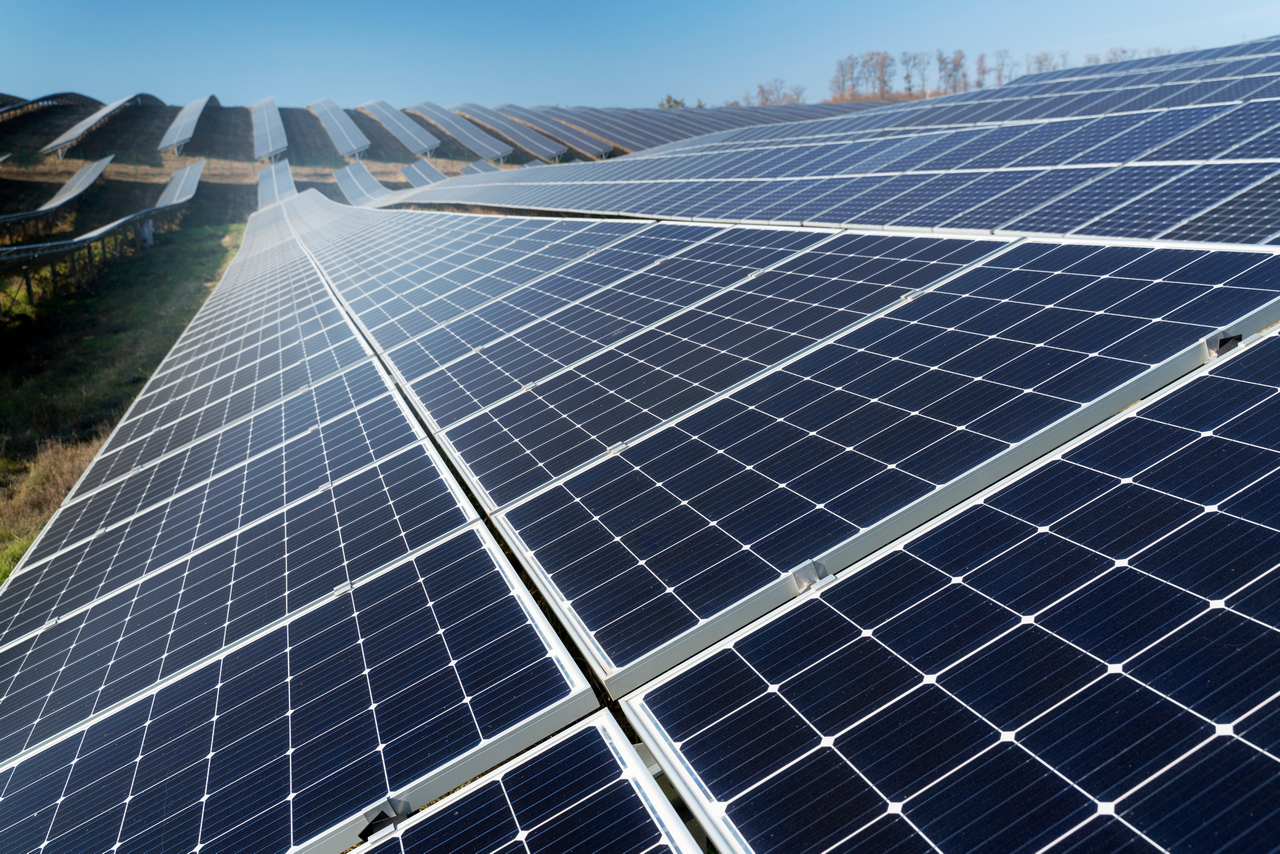 Fotovoltaický systém a napěťové rázy v síti - co způsobuje náhlé vypnutí invertoru a jak tomu předejít?