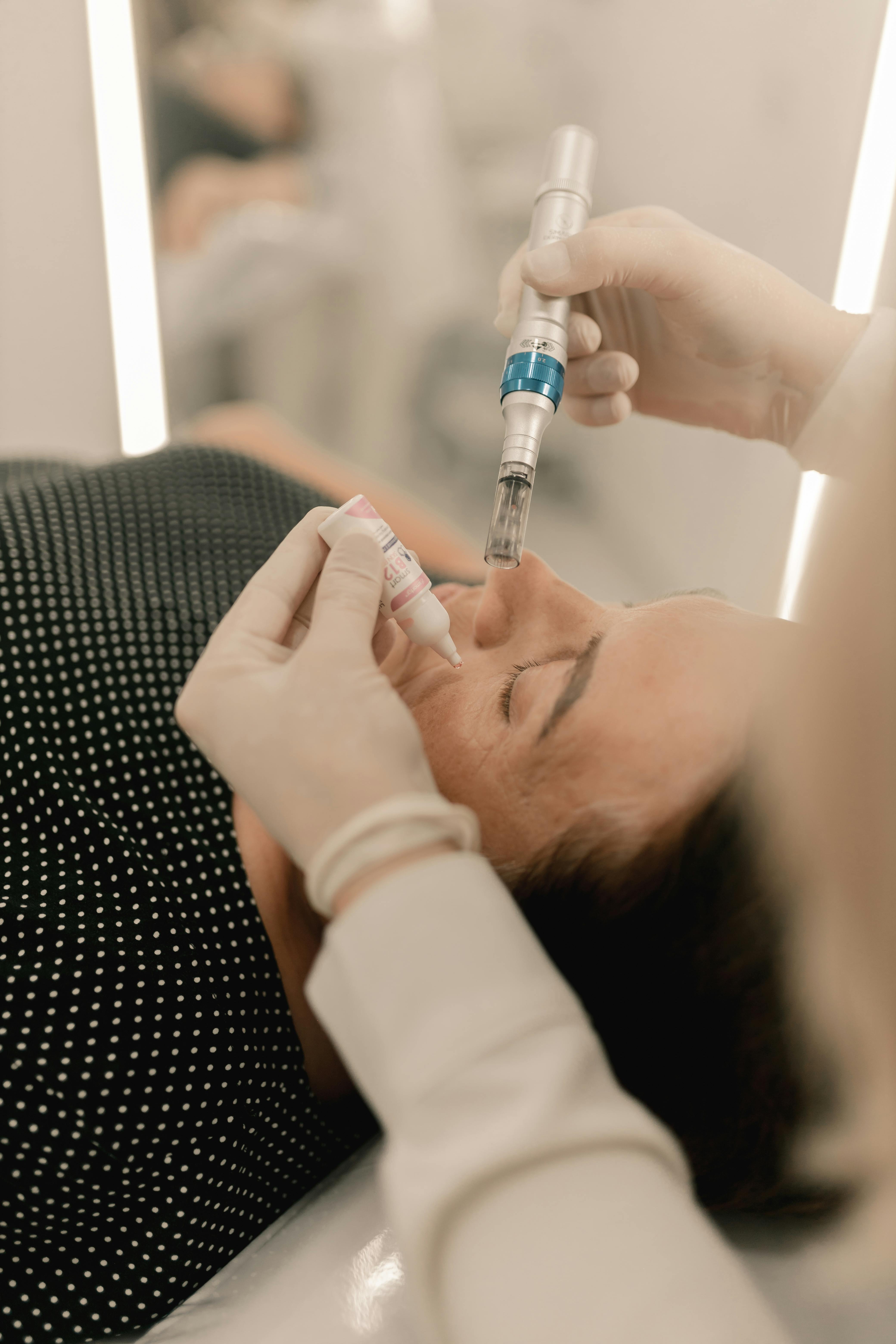 Je mikrojehličková radiofrekvence bezpečná? Rizika a vedlejší účinky procedury